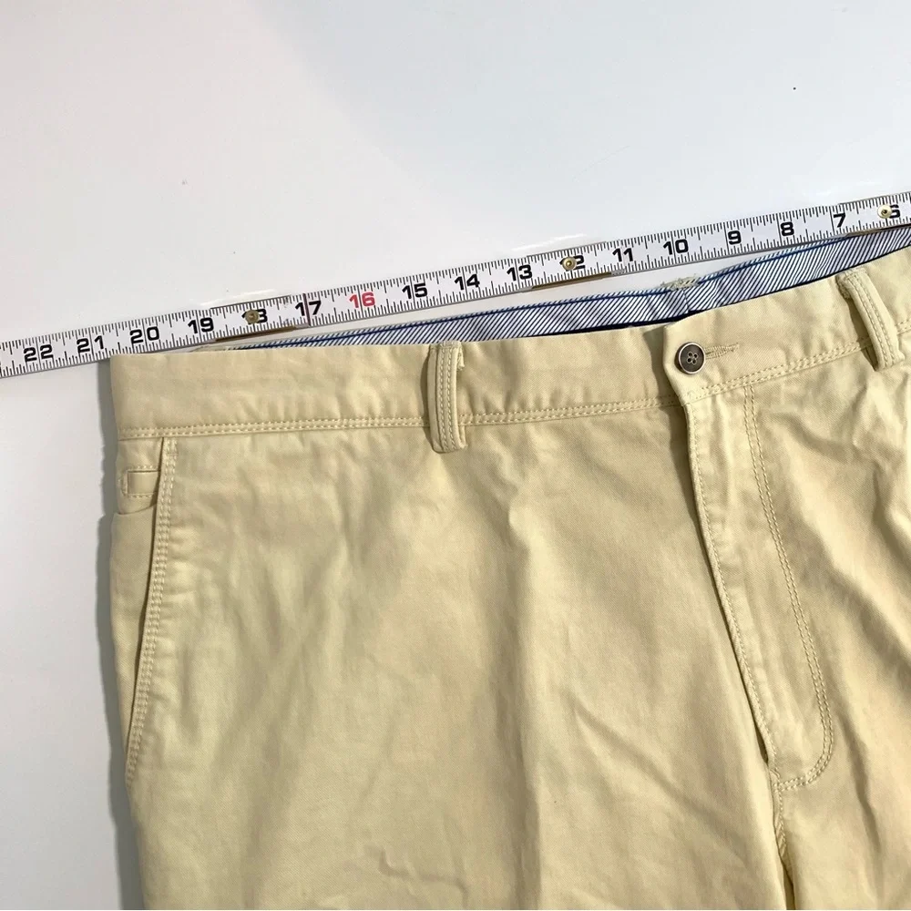 Tommy Bahama Men’s Chino Shorts Sz. 40 Pale Yellow / Beige Stretch Cotton Tencel